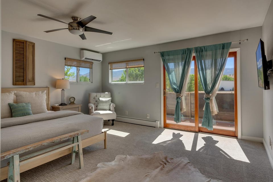 Bed, TV and multimedia, View (from property/room), Photo of the whole room, Seating area, Evening entertainment, Bedroom, Mountain view