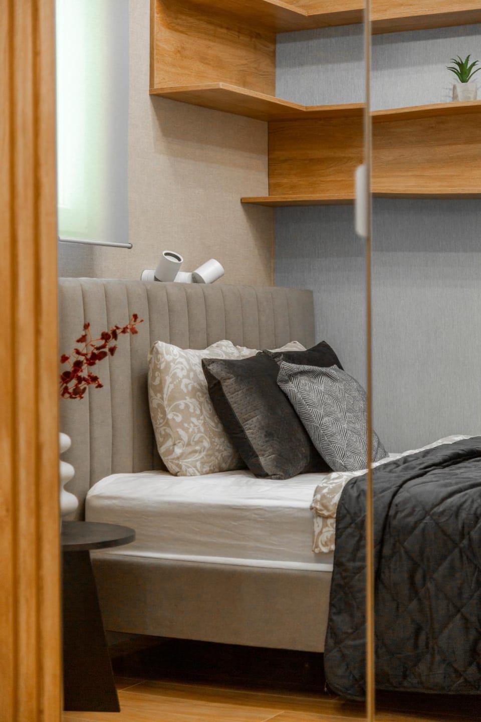 Bed, Living room, Photo of the whole room, Seating area, Bedroom