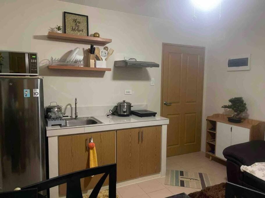 Kitchen or kitchenette, minibar