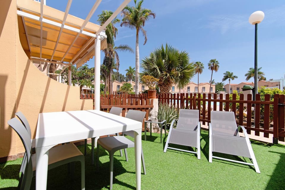Property building, Balcony/Terrace, Living room