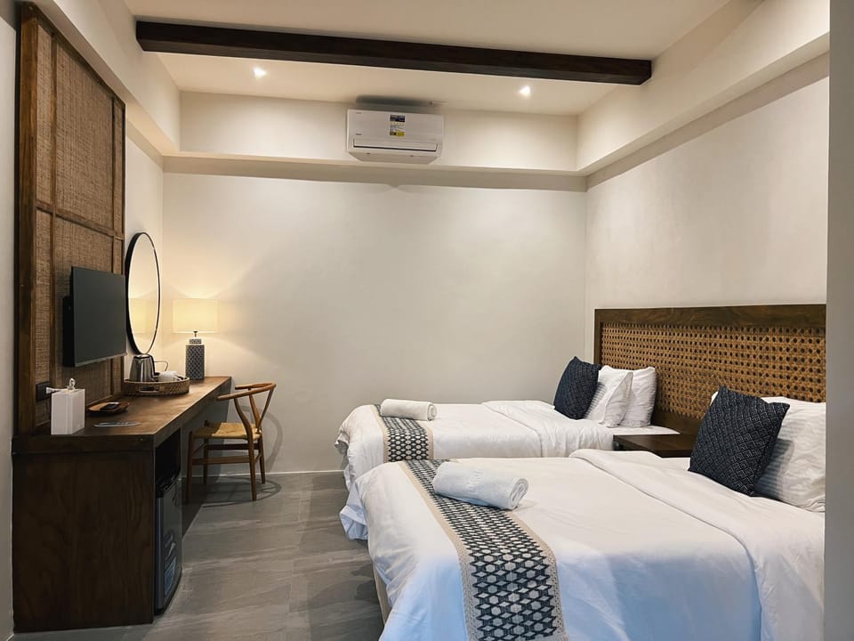 Bed, TV and multimedia, Photo of the whole room, Bedroom, hair dresser, air conditioner