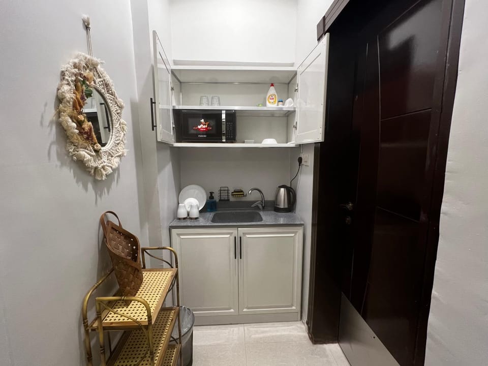 Kitchen or kitchenette, minibar