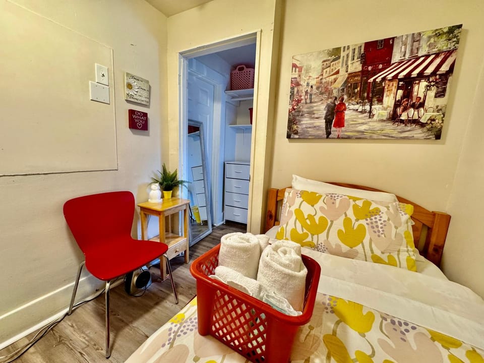 Bed, Photo of the whole room, Seating area, Bedroom