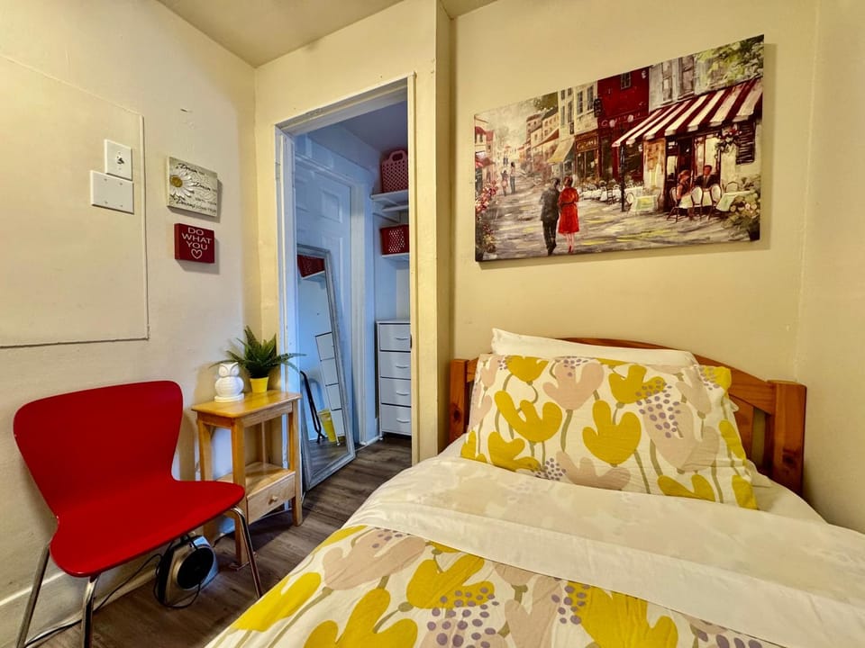 Bed, Photo of the whole room, Seating area, Bedroom