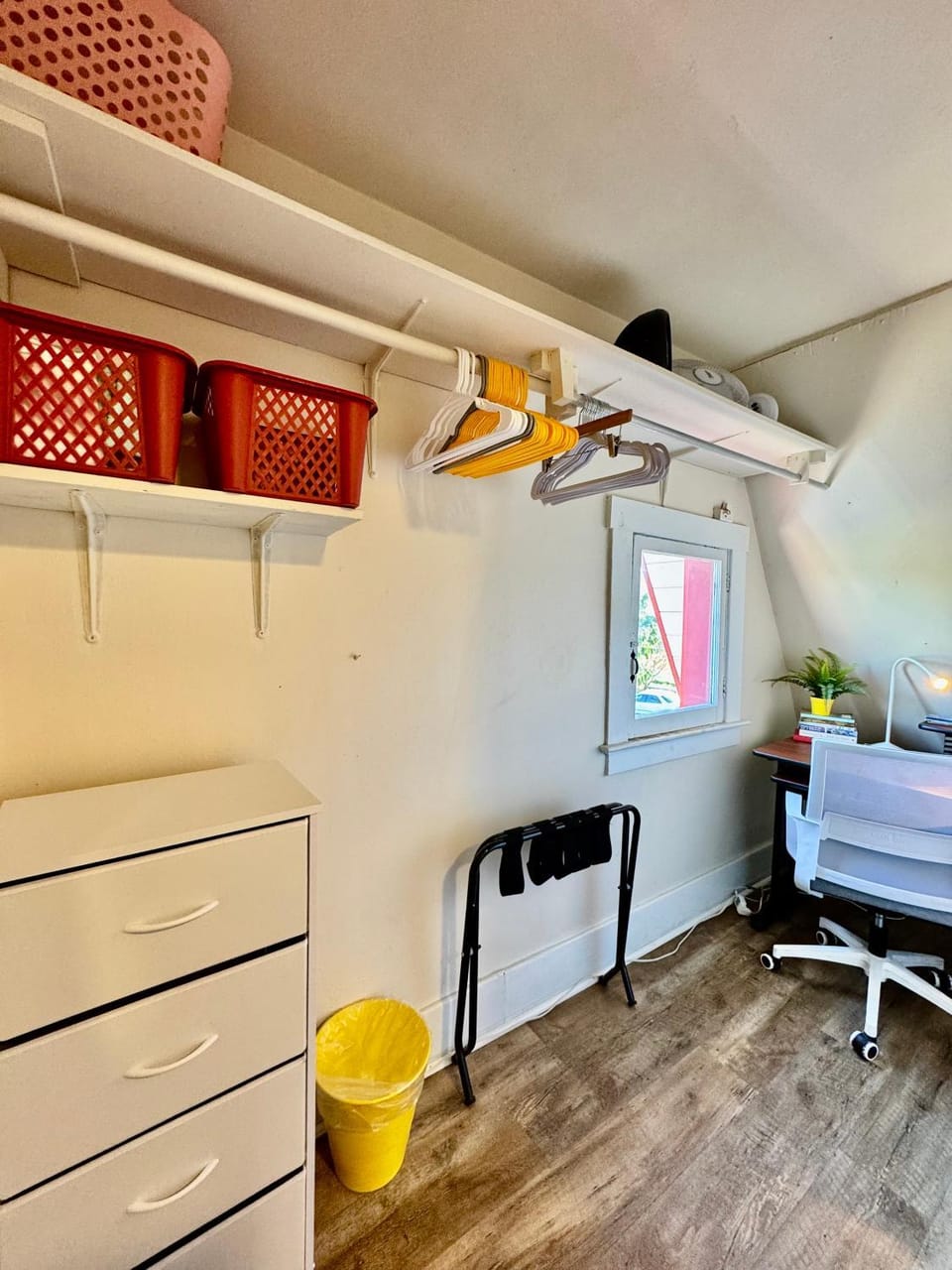 Seating area, Bedroom, wardrobe