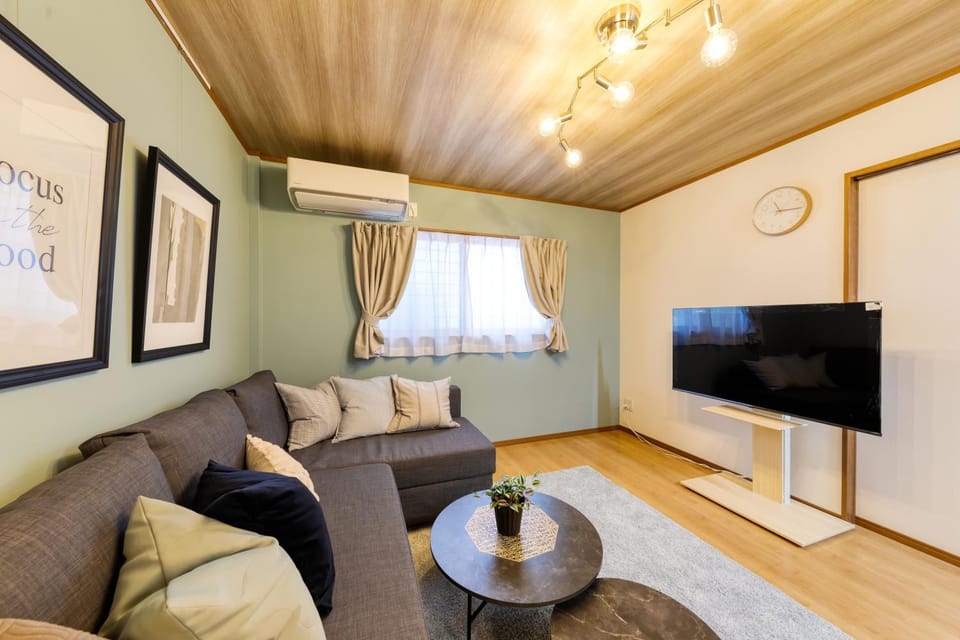 Communal lounge/ TV room, TV and multimedia, Living room, Seating area, Evening entertainment