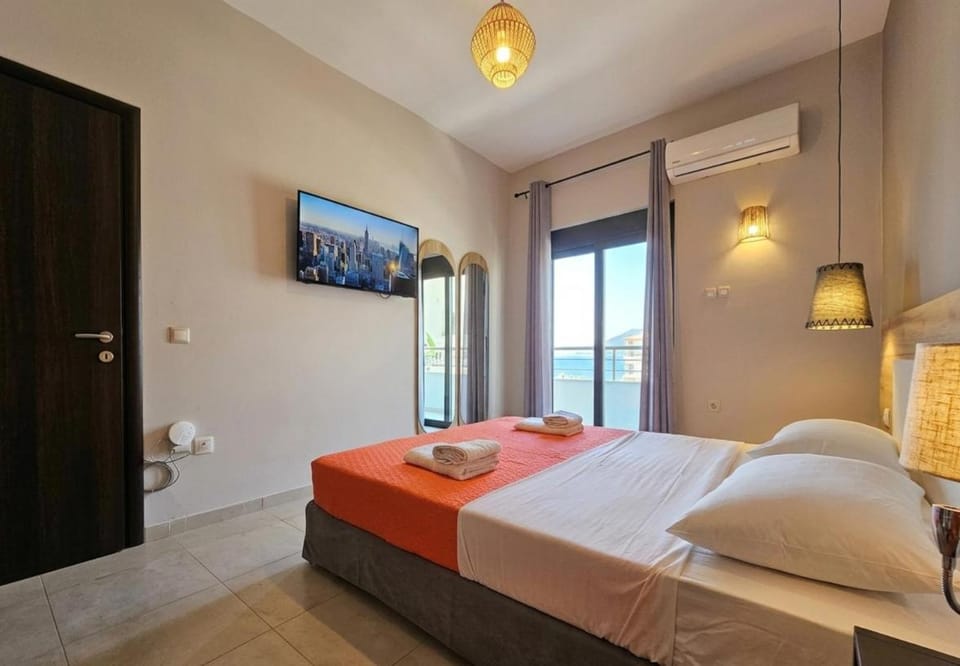 Bed, TV and multimedia, Photo of the whole room, Bedroom, towels, air conditioner