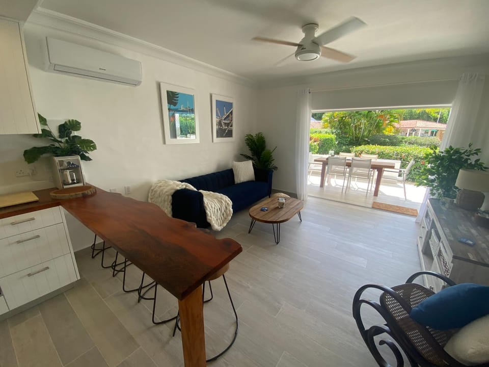 Living room, Seating area, Dining area, fireplace