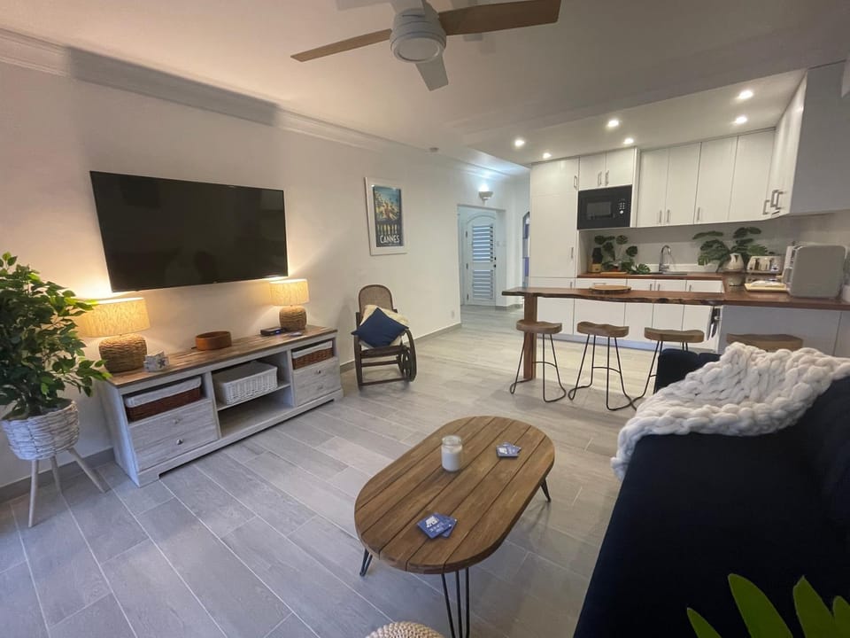 Communal lounge/ TV room, TV and multimedia, Kitchen or kitchenette, Living room, Seating area, Dining area, fireplace, minibar