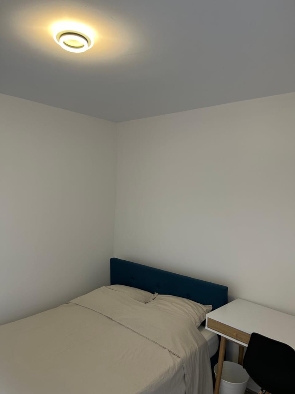 Bed, Bedroom, hair dresser