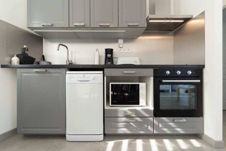 Coffee/tea facilities, dishwasher, minibar, pet friendly, stove, toaster