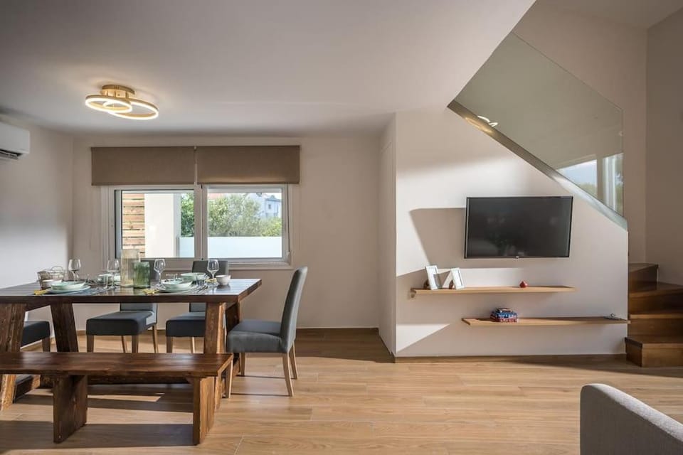 Seating area, Dining area