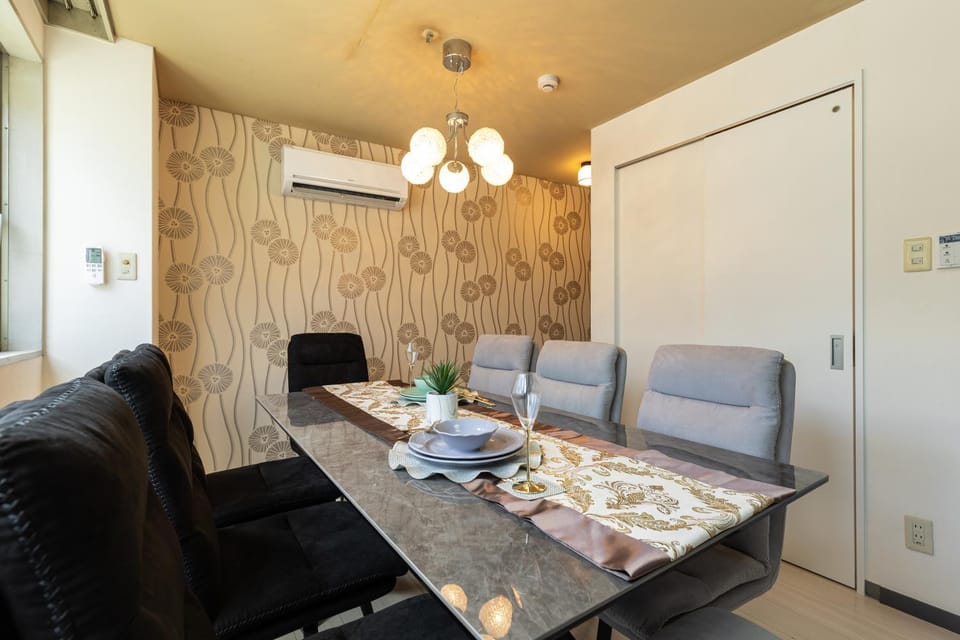 Living room, Food and drinks, Seating area, Dining area, Food, air conditioner
