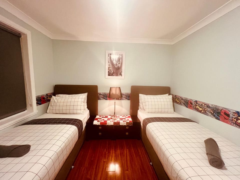 Spacious 6 Bedroom Holiday Home 15 Min Away From Melbourne Airport Vacation rental in Taylors Lakes