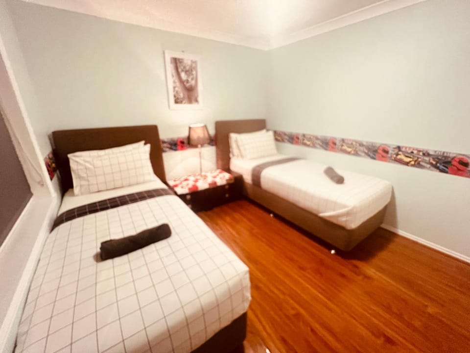 Spacious 6 Bedroom Holiday Home 15 Min Away From Melbourne Airport Vacation rental in Taylors Lakes