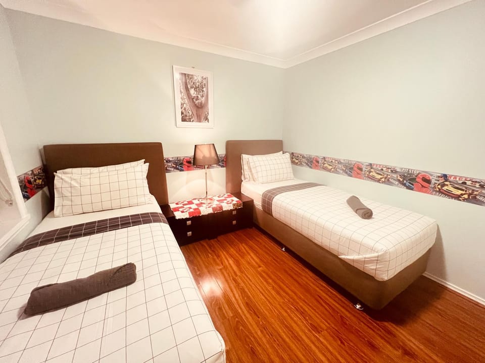 Spacious 6 Bedroom Holiday Home 15 Min Away From Melbourne Airport Vacation rental in Taylors Lakes