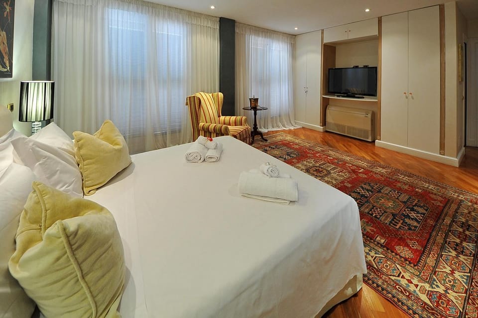 Bed, TV and multimedia, Bedroom