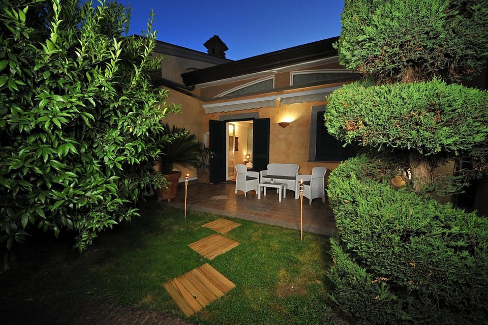 Property building, Facade/entrance, Balcony/Terrace, Inner courtyard view
