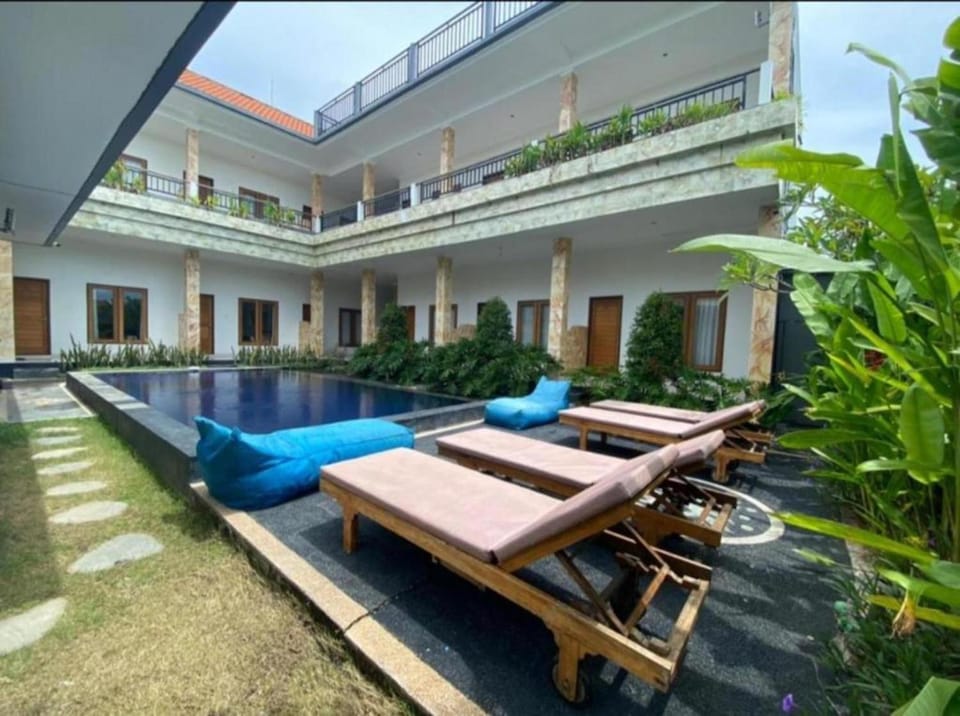 Property building, Patio, Spring, Day, Garden, View (from property/room), Balcony/Terrace, Living room, Seating area, Garden view, Pool view, Swimming pool, sunbed