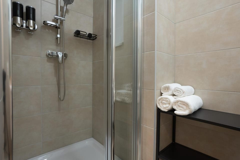 Shower, Bathroom, towels