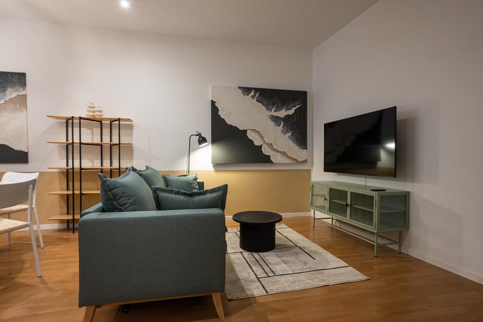 Communal lounge/ TV room, TV and multimedia, Living room, Seating area, Evening entertainment