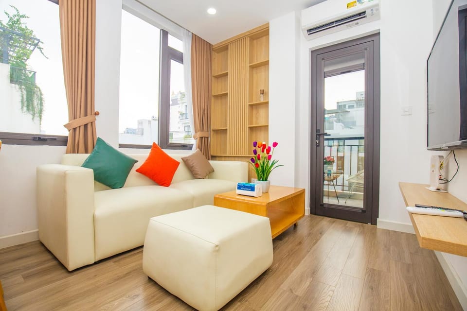 Bed, TV and multimedia, Living room, Photo of the whole room, Seating area, Bedroom, air conditioner