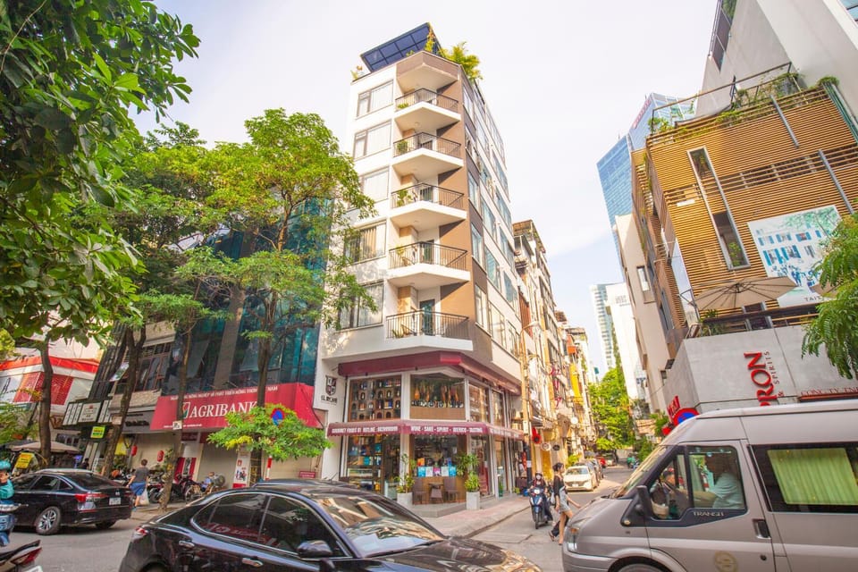 Property building, Day, Neighbourhood, City view, Street view, Location, Parking