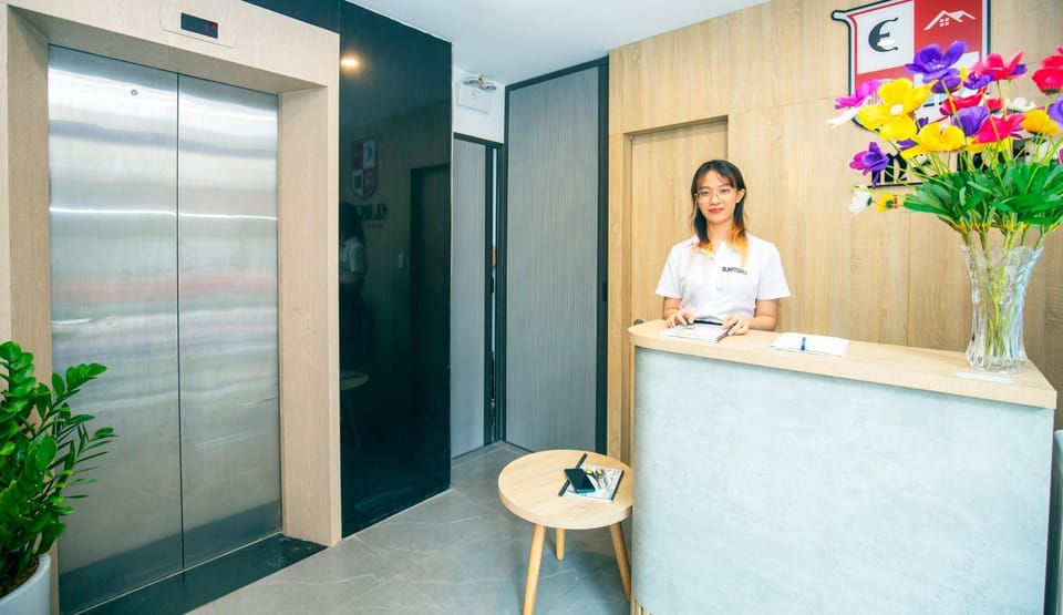 Staff, People, Lobby or reception, group of guests, elevator