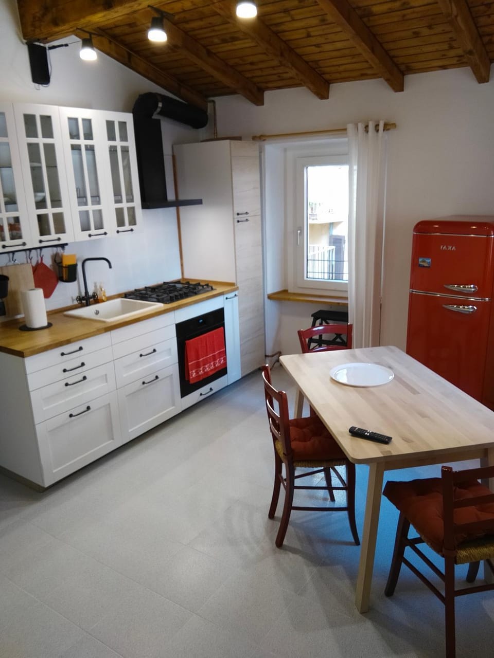 Kitchen or kitchenette, Dining area, pet friendly, stove