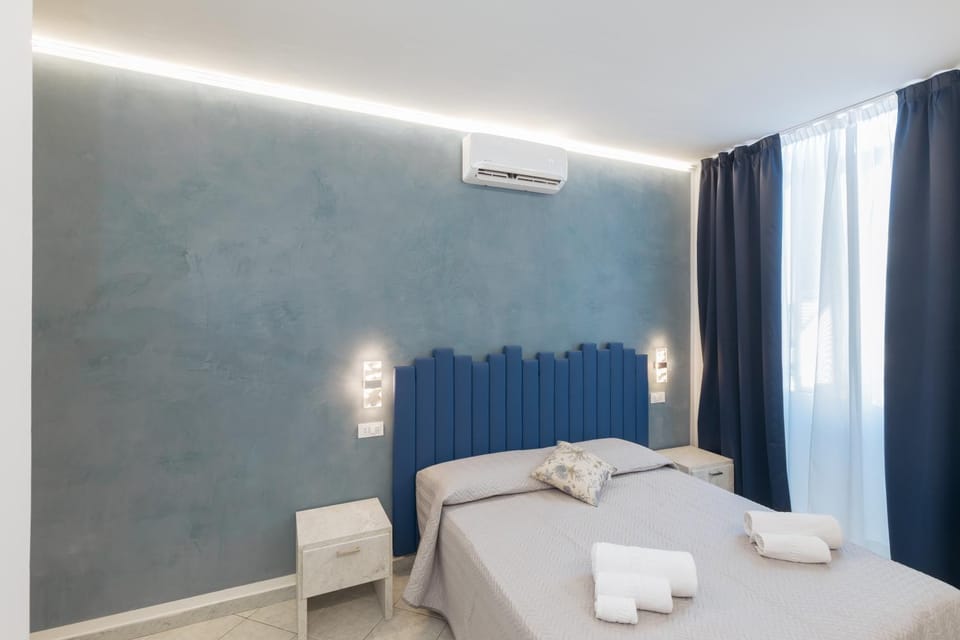 Bed, Photo of the whole room, towels, air conditioner