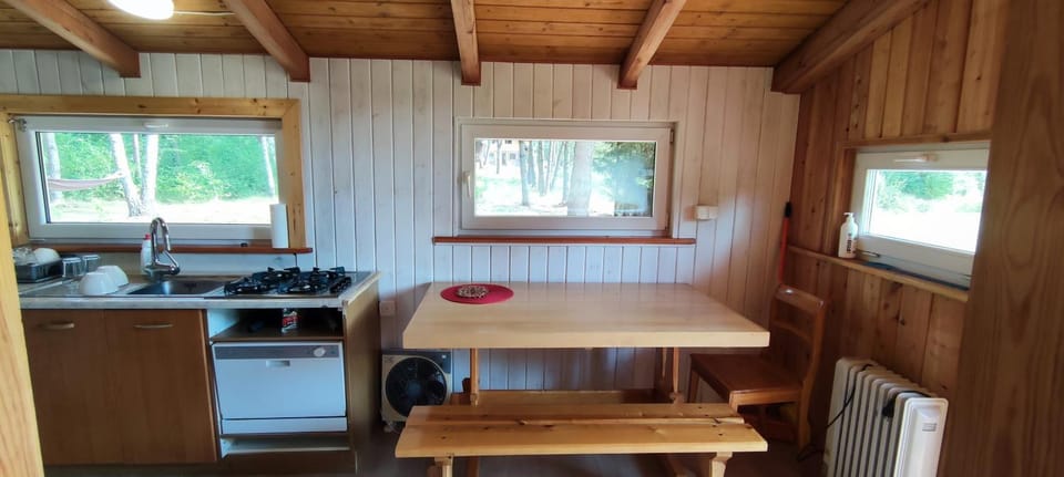 Kitchen or kitchenette, Dining area, minibar, pet friendly