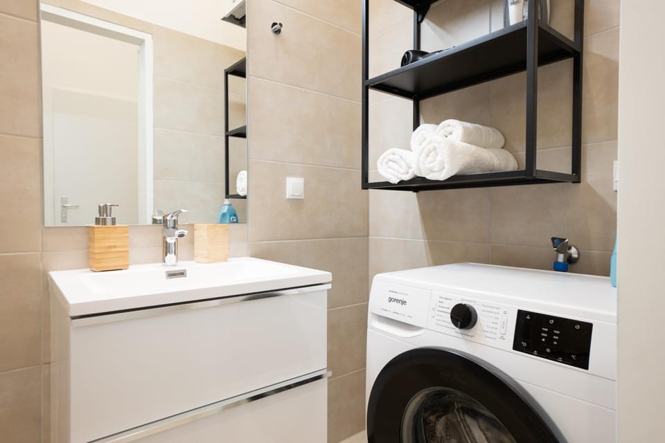 Bathroom, Kitchen or kitchenette, towels, washing machine