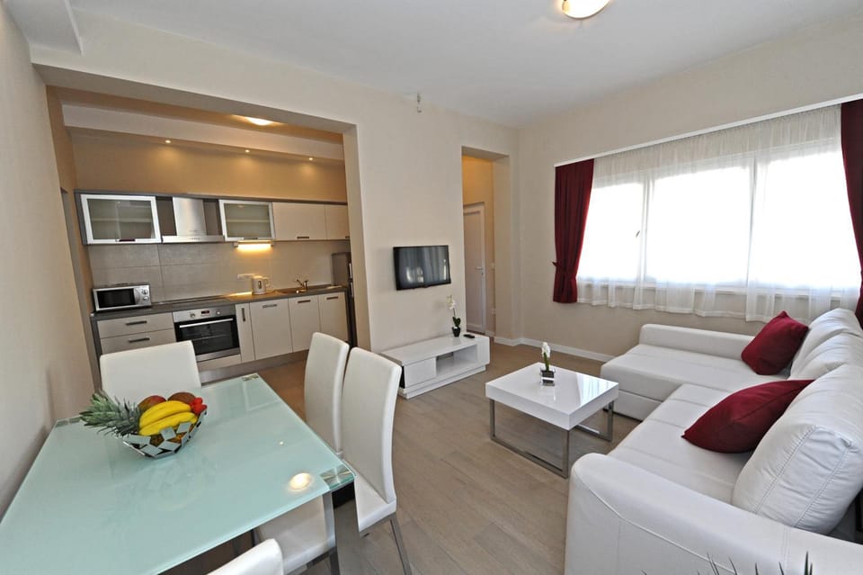 TV and multimedia, Kitchen or kitchenette, Living room, Photo of the whole room, Dining area