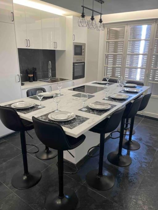 Kitchen or kitchenette, Dining area, minibar, pet friendly, stove