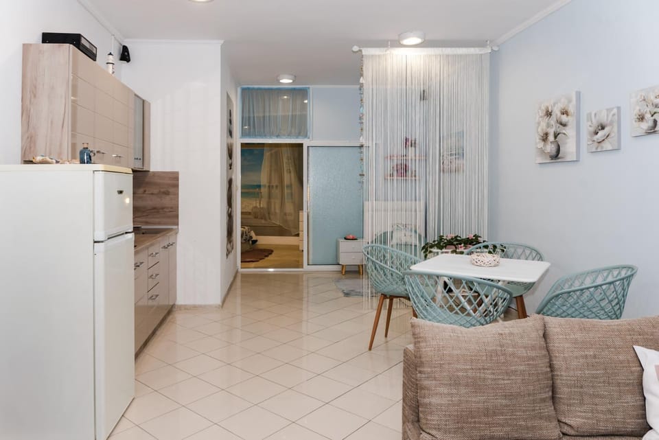 Kitchen or kitchenette, Living room, Dining area, minibar