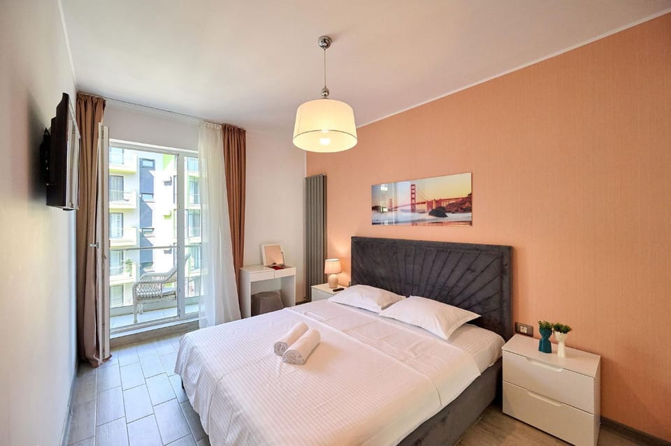 Bed, TV and multimedia, Photo of the whole room, Bedroom