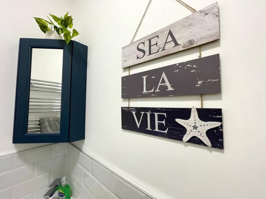 Lush Porthcawl Large Spacious 2 bedroom Apt, Parking, Garden access, Prime Location Apartment in Porthcawl