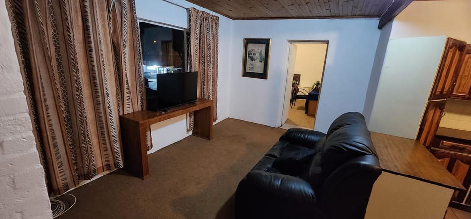 TV and multimedia, Living room, Seating area, Evening entertainment