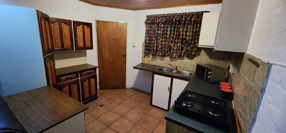 Kitchen or kitchenette, minibar, stove