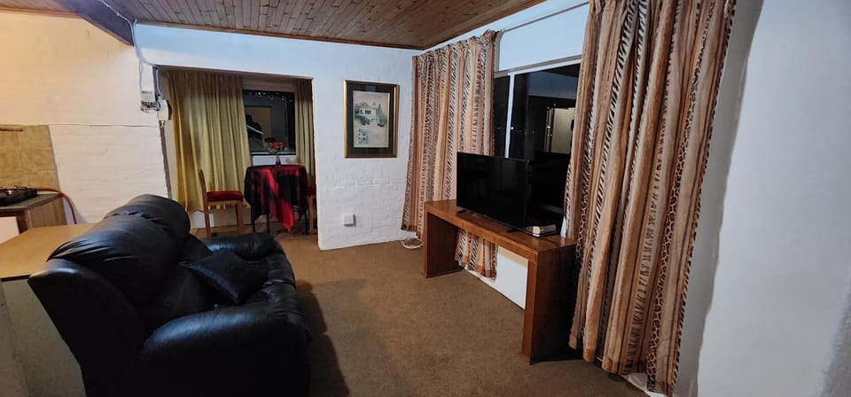 TV and multimedia, Living room, Seating area, Evening entertainment