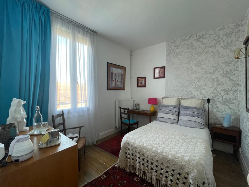 Bed, Coffee/tea facilities, Living room, Photo of the whole room, Seating area, Bedroom, hair dresser