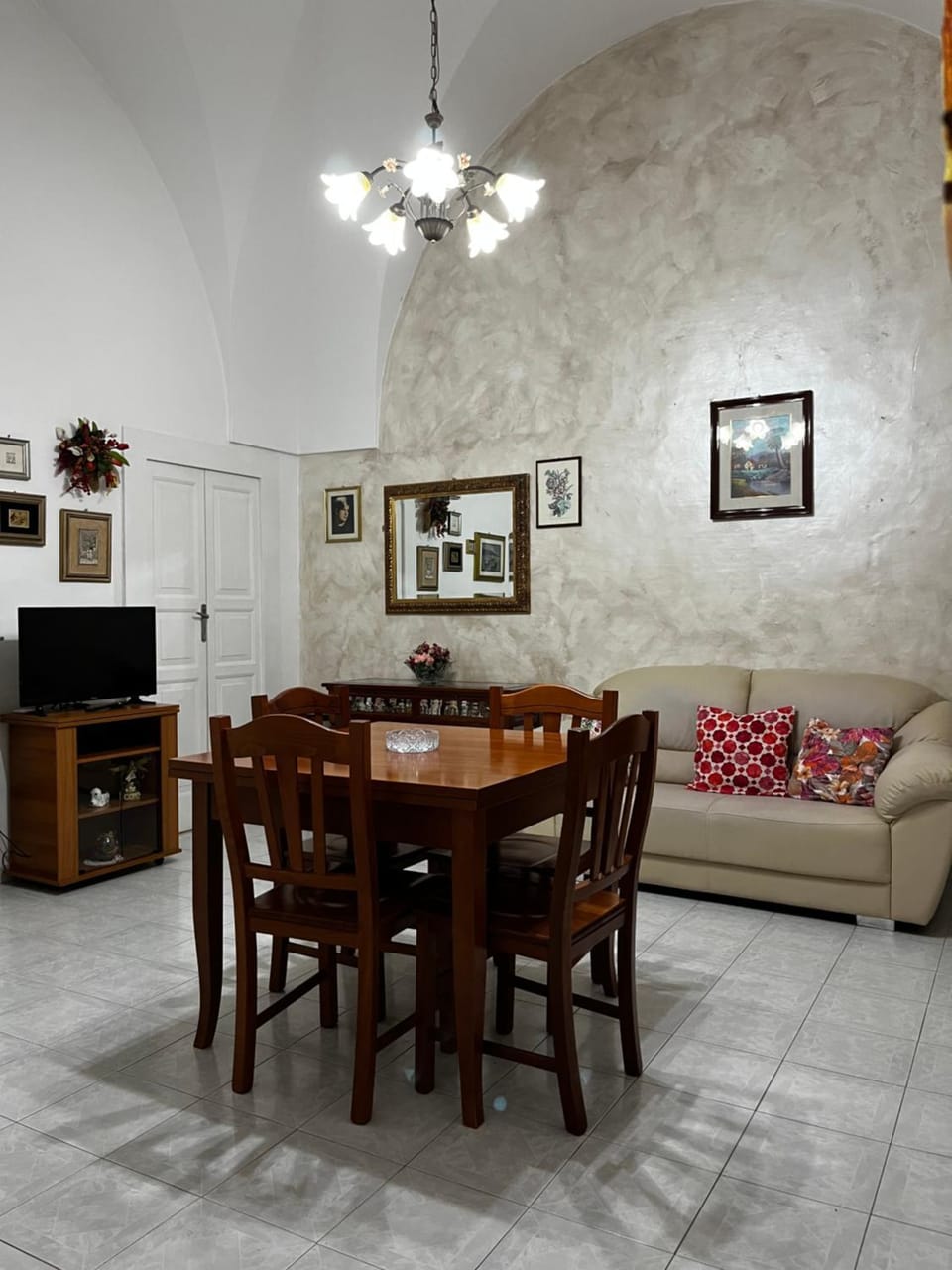 TV and multimedia, Living room, Seating area, Dining area