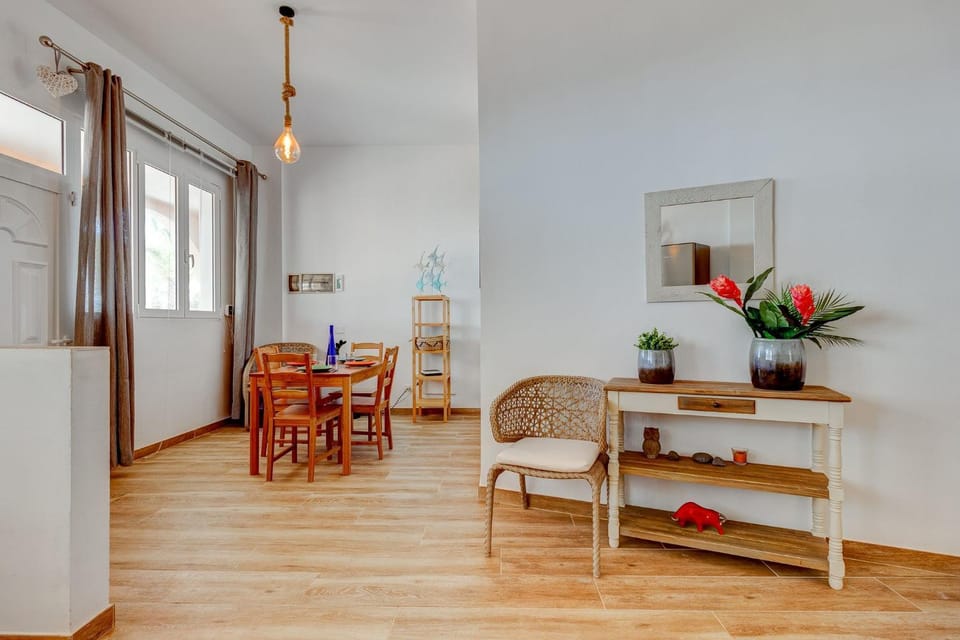 Restaurant/places to eat, Seating area, Dining area
