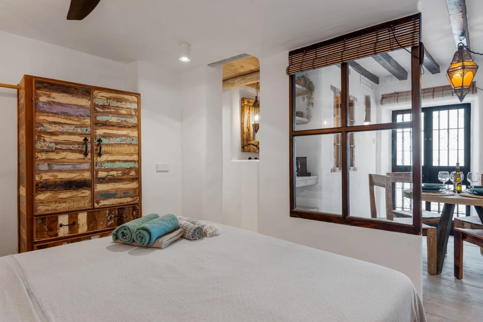 Bed, Bedroom, towels, wardrobe