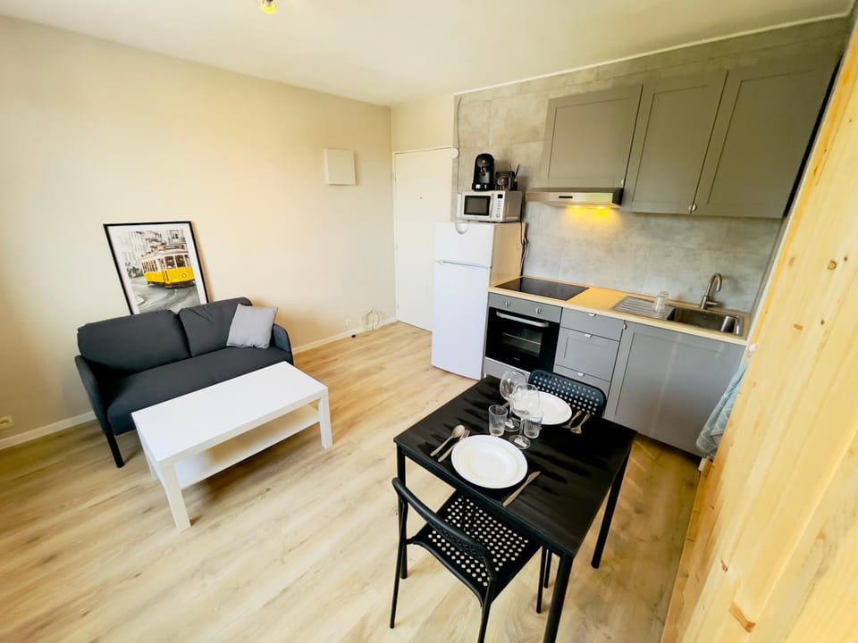 Kitchen or kitchenette, Living room, Seating area, Dining area, minibar, pet friendly, stove
