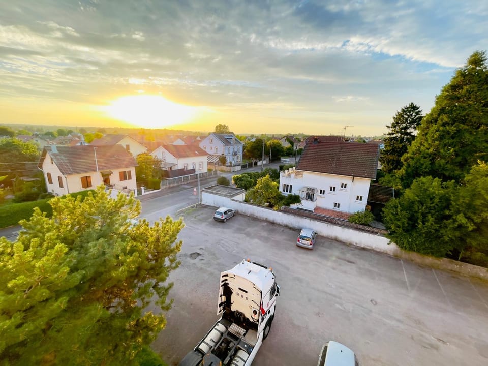 Day, Neighbourhood, Natural landscape, Bird's eye view, Street view, Location, Sunrise, Sunset, Parking