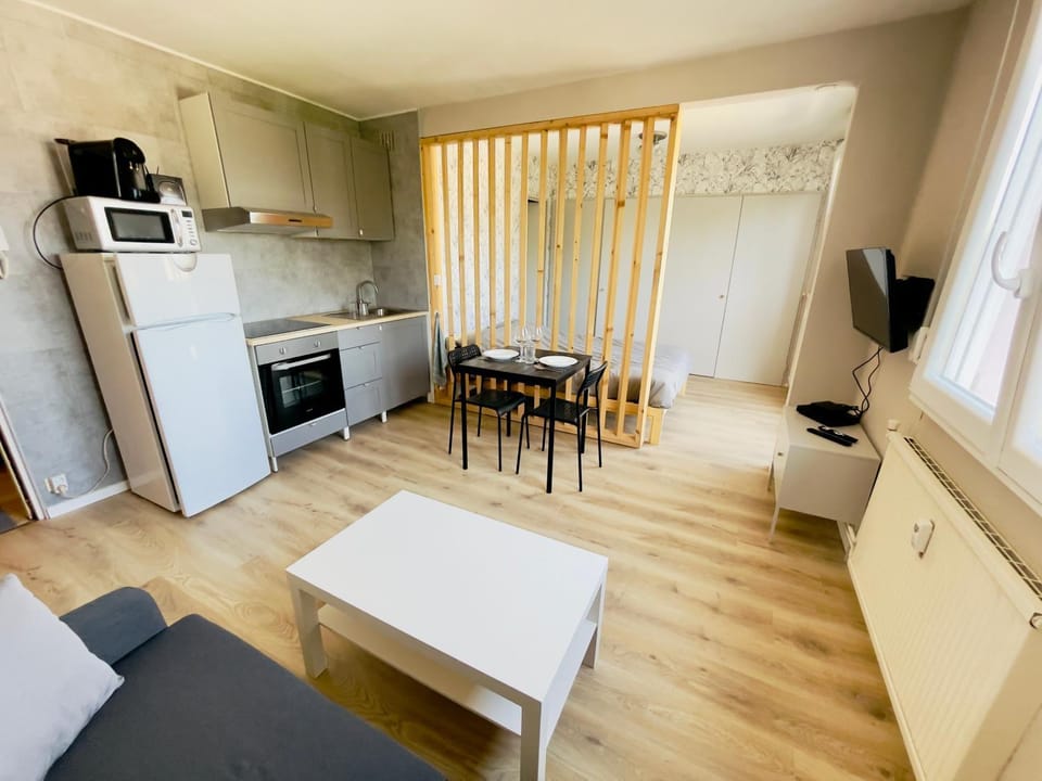 Kitchen or kitchenette, Dining area, minibar, pet friendly, stove