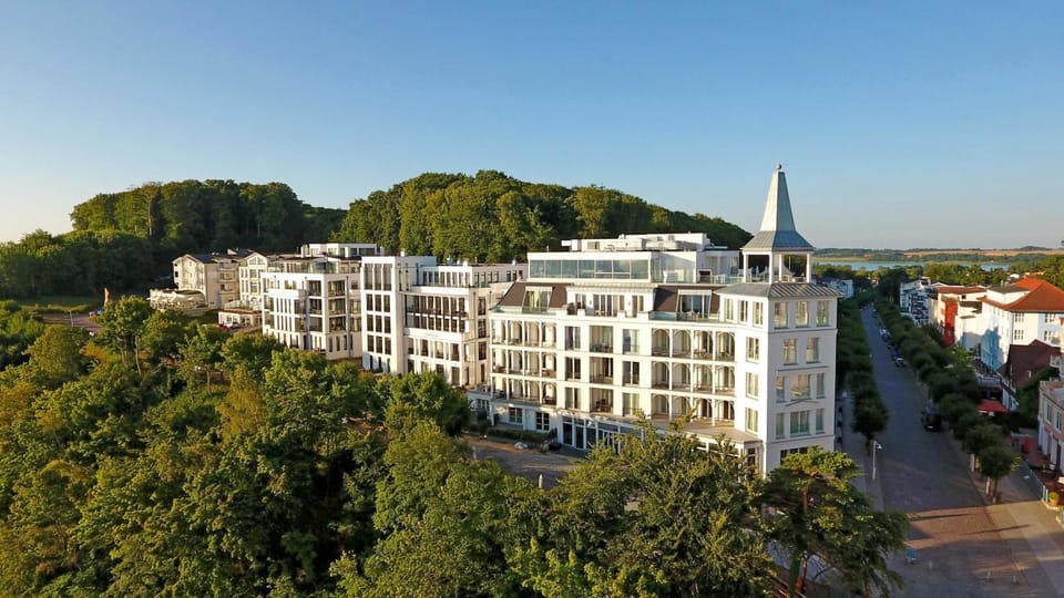 Property building, Nearby landmark, Neighbourhood, Natural landscape, Bird's eye view, Location