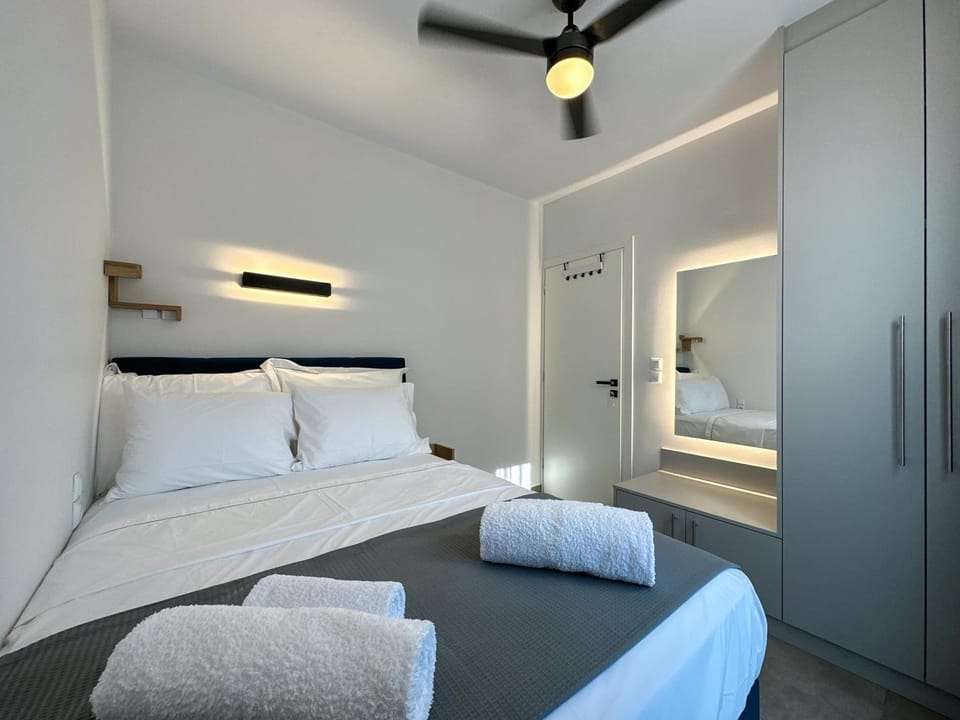 Bed, TV and multimedia, Photo of the whole room, Bedroom, fireplace, towels, wardrobe, air conditioner