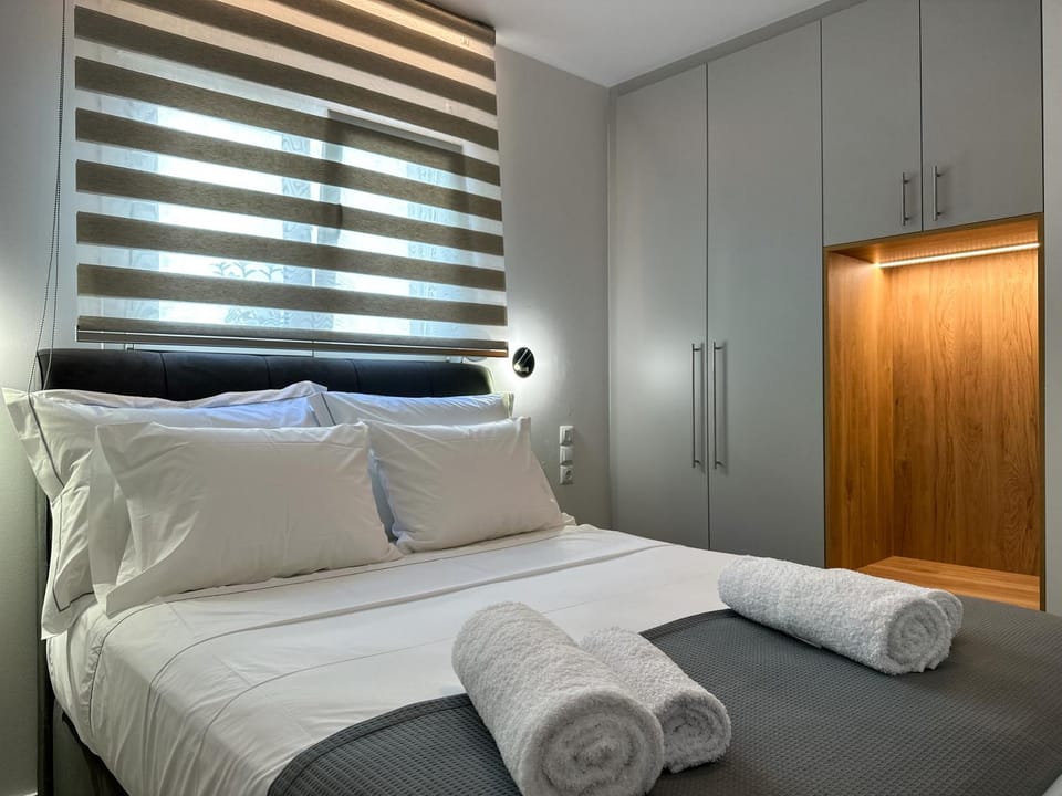 Bed, TV and multimedia, Photo of the whole room, Decorative detail, Bedroom, fireplace, towels, wardrobe, air conditioner